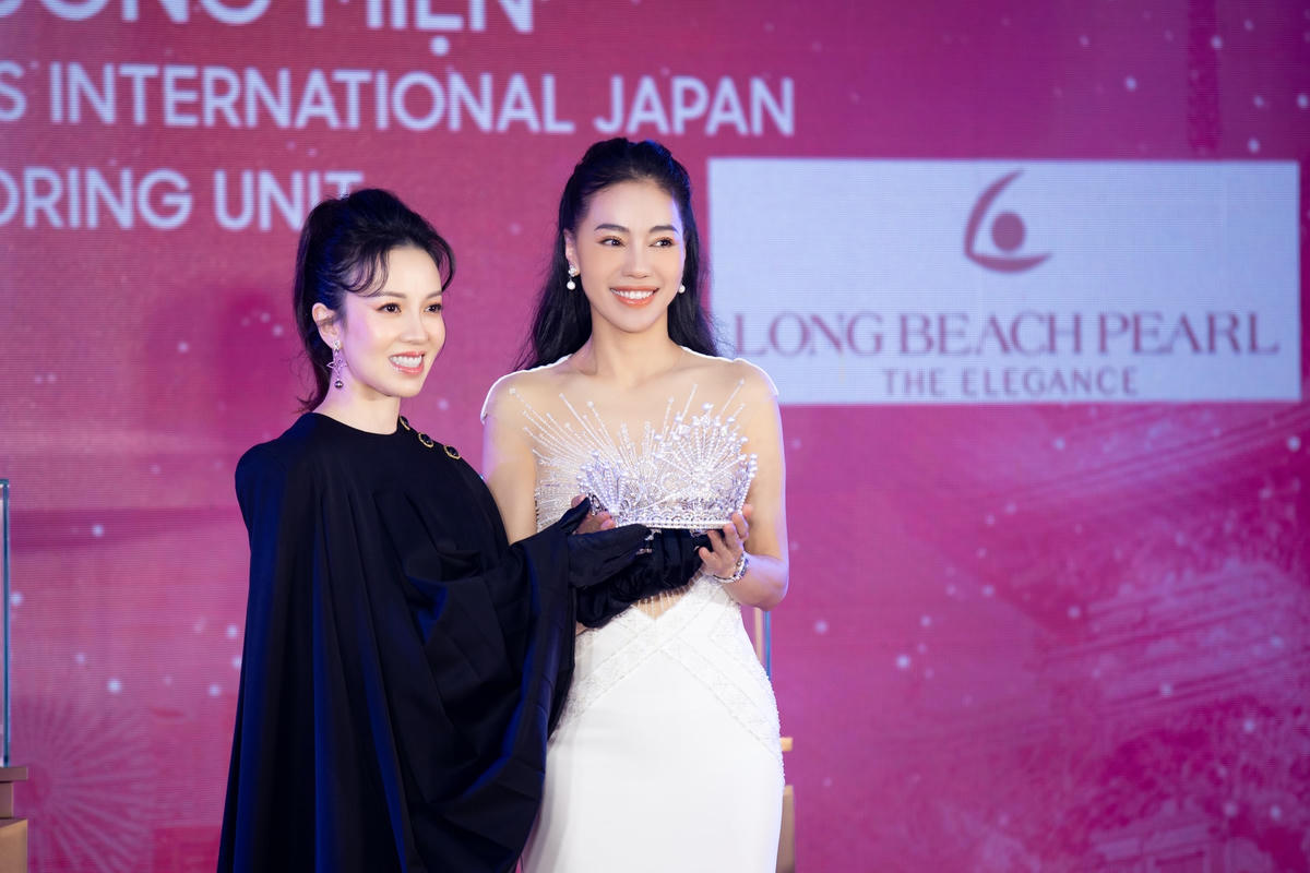 Tại buổi họp báo, giá trị của hai chiếc vương miện của Miss International 2022 và Miss International Nhật Bản 2023 đã được hé lộ trong sự chứng kiến của đông đảo người hâm mộ.