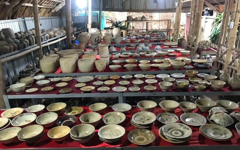 Đến nay, sau 30 năm hành nghề, tại "bảo tàng" nhỏ của anh đang có hơn 50 nghìn cổ vật và 5 căn nhà cổ đáng giá bạc tỷ. Đây là những món đồ mà anh sưu tầm làm kỉ niệm và sẽ đi theo anh suốt cuộc đời còn lại. 