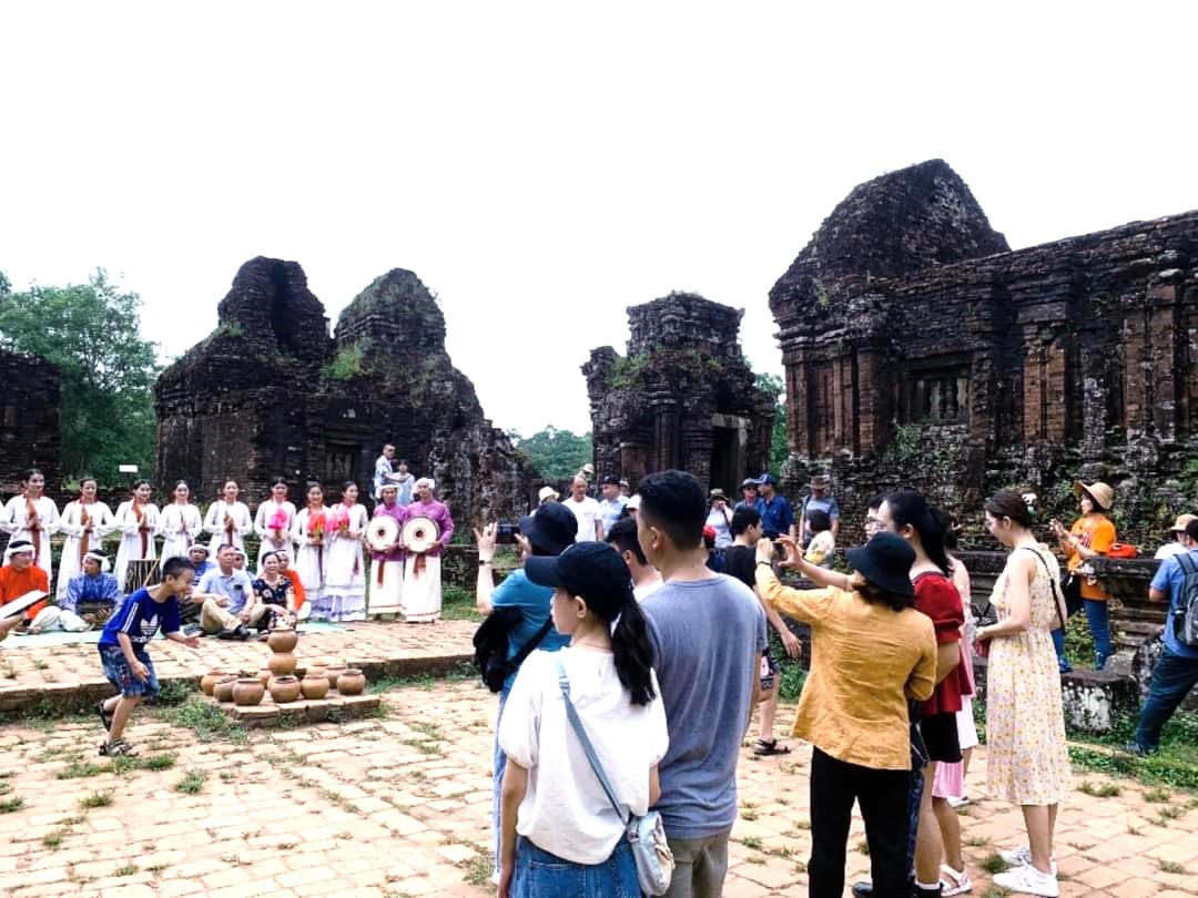 Du khách đến tham quan Mỹ Sơn dịp lễ 30/4 và 1/5.