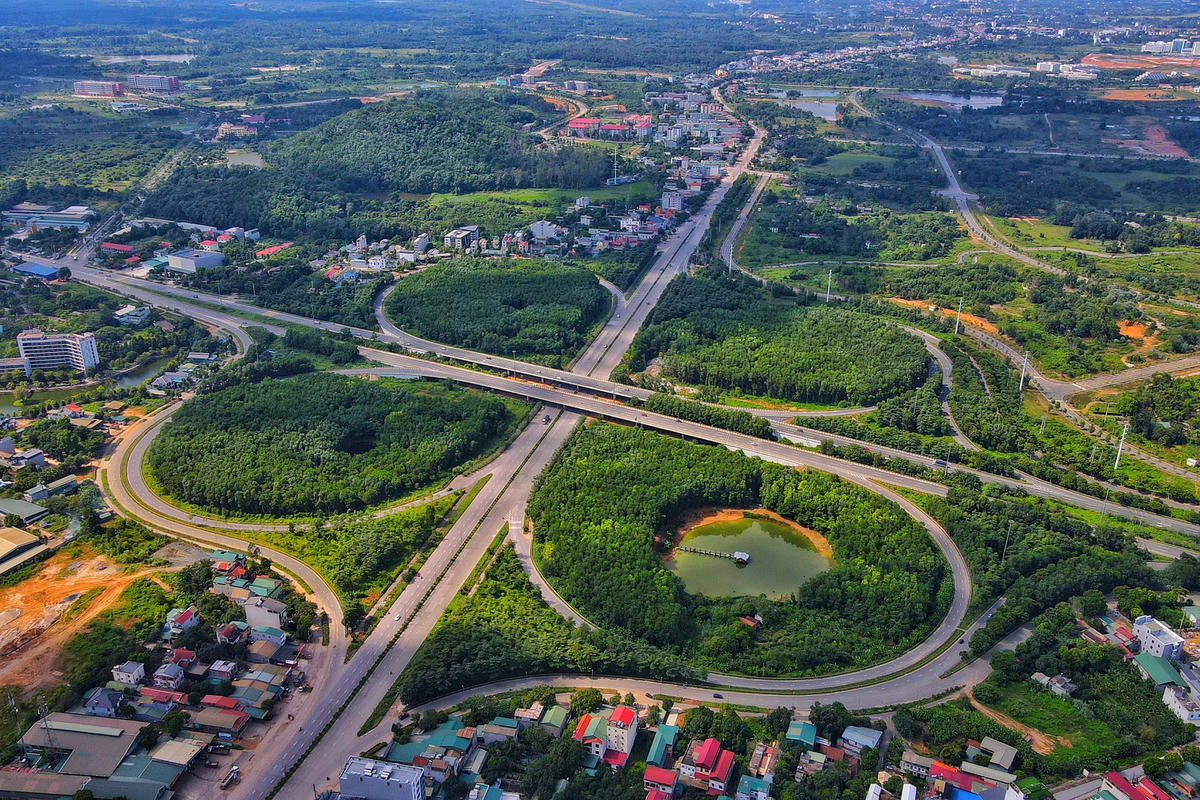 Theo quy hoạch, tuyến đường này có chiều dài khoảng 6,7 km, điểm đầu kết nối với nút giao hoa thị giữa Đại lộ Thăng Long với đường QL21, xã Thạch Hòa, huyện Thạch Thất. 