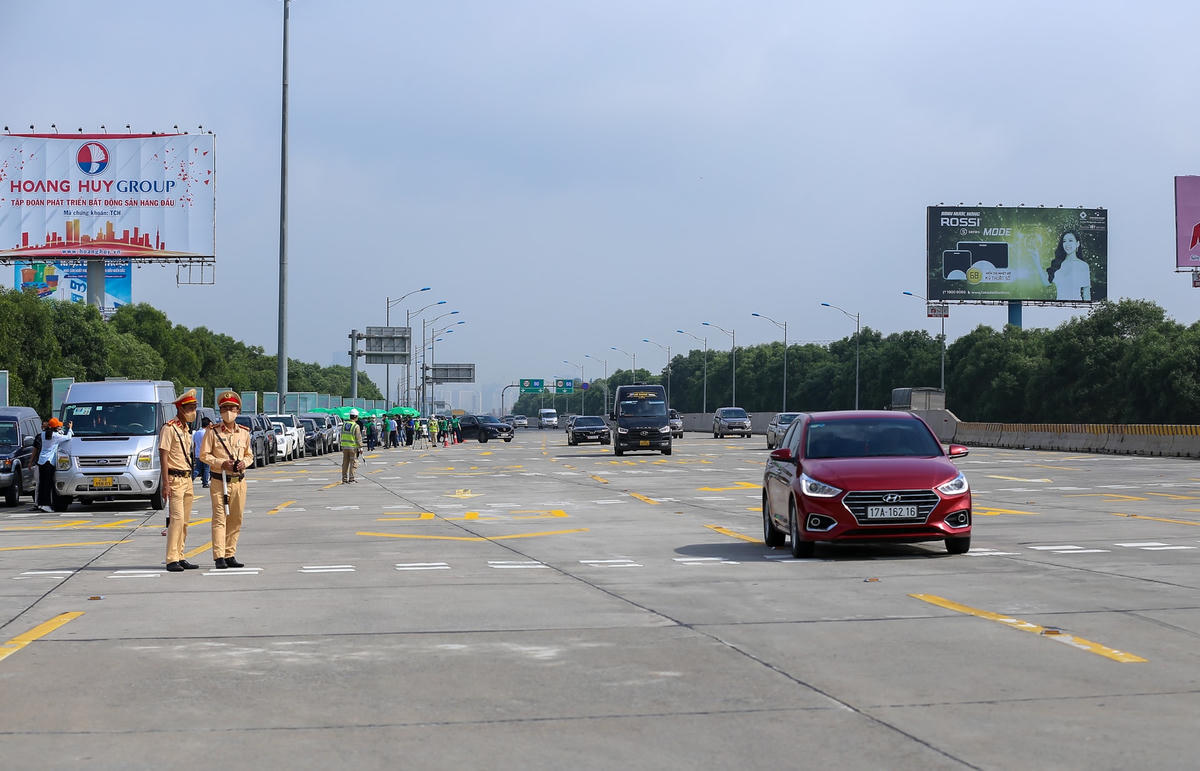 Ngày đầu cao tốc Hà Nội - Hải Phòng chỉ thu phí không dừng