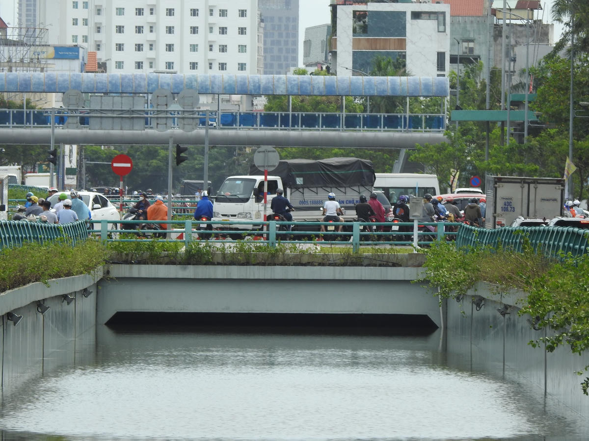 Đà Nẵng: Hầm chui 118 tỷ được giải cứu bằng máy bơm