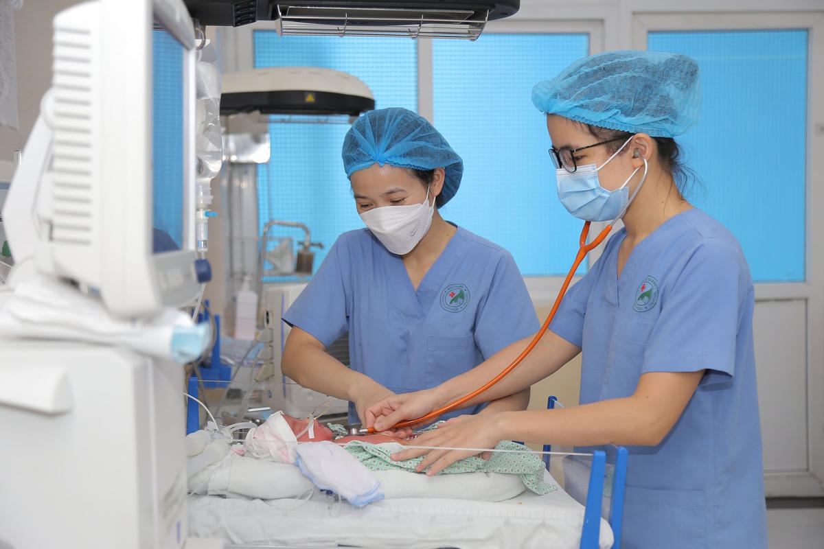 Trẻ sơ sinh mắc sốt xuất huyết điều trị tại Bệnh viện đa khoa Đức Giang. Ảnh: BVCC.