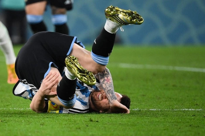 Khoảnh khắc thiên tài của Messi đưa Argentina vào tứ kết