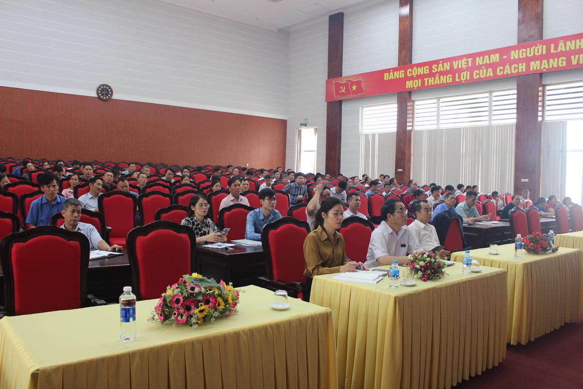 Các đại biểu tham gia hội nghị.