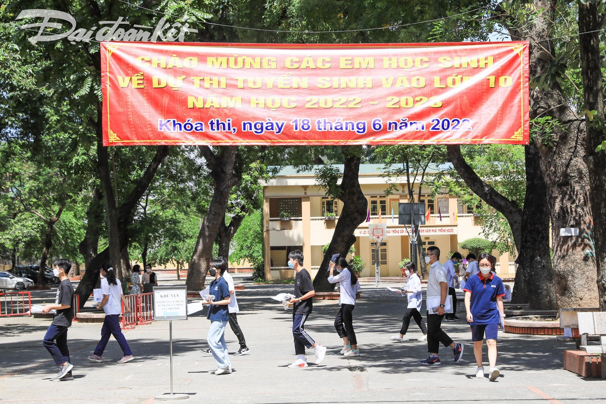 Sau khi hoàn thành 2 bài thi môn Ngữ văn và Ngoại ngữ, nhiều thí sinh chia sẻ, các em tự tin bước vào bài thi cuối cùng của kỳ thi vào lớp 10 THPT công của Hà Nội với bài thi môn Toán, thời gian 120 phút.