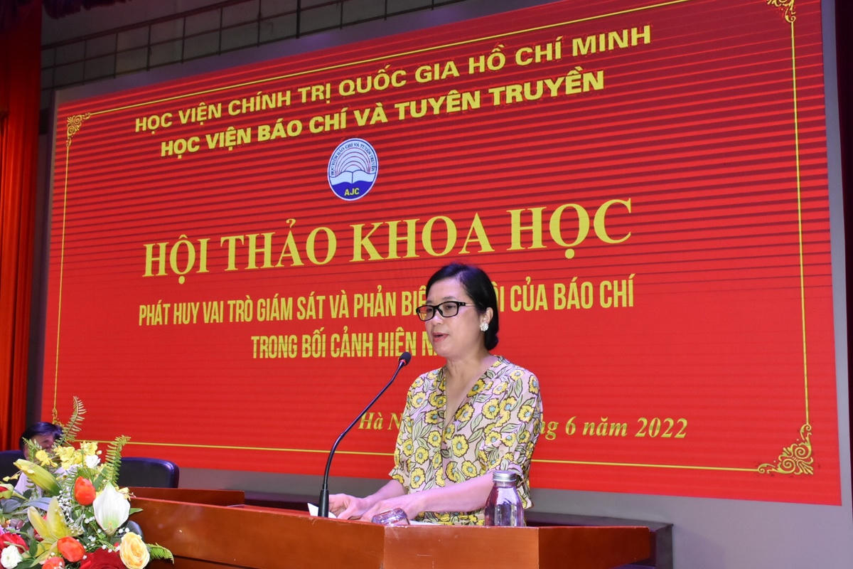 Nhà báo, Thượng tá, TS. Đặng Huyền, Trưởng ban Kinh tế - Pháp luật Báo Công an Nhân dân trình bày tham luận: "Kinh nghiệm tác nghiệp về đề tài phòng chống tội phạm, đảm bảo an ninh, trật tự an toàn xã hội trên báo chí Công an Nhân dân".