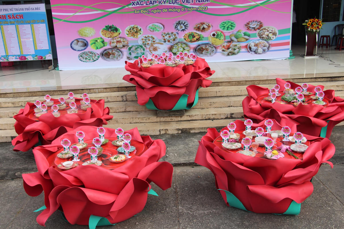 Hơn 100 món  ăn và bánh dân gian làm từ bột gạo Sa Đéc đã được giới thiệu đến du khách trong khuôn khổ Lễ hội hoa xuân.