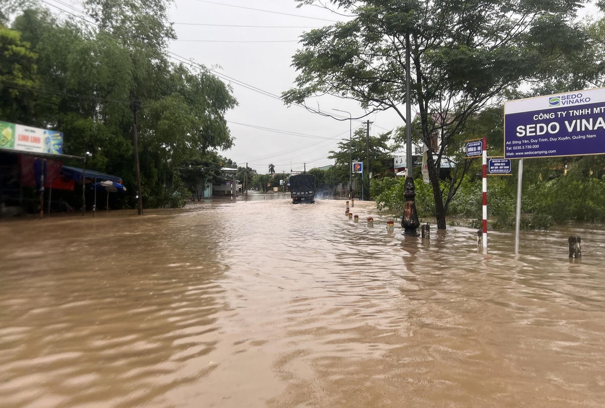 Một đoạn quốc lộ 14H, đoạn qua xã Duy Sơn bị ngập nước.
