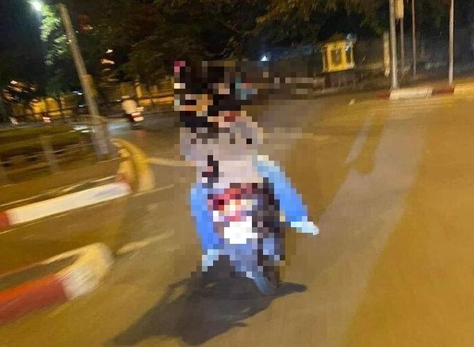 Hành vi nguy hiểm của nam sinh lớp 12 khi đang di chuyển trên xe máy.