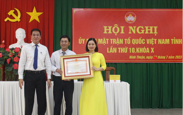 Ông Nguyễn Long Biên, Phó Chủ tịch UBND tỉnh Ninh Thuận trao bằng khen của Thủ tướng Chính phủ cho tập thể Văn phòng Ủy ban MTTQ Việt Nam tỉnh. 