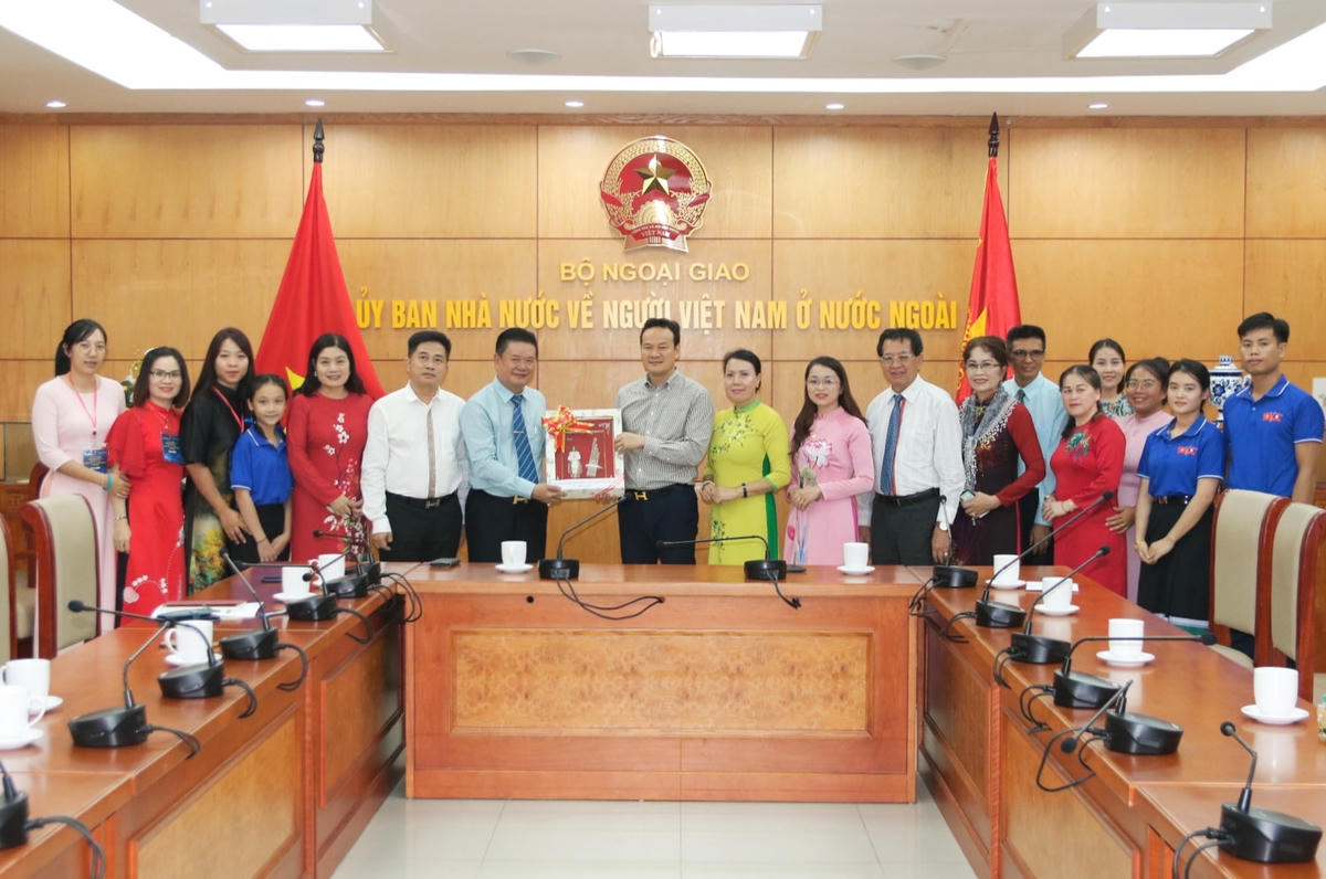 Mỗi học sinh là hạt nhân kết nối tình hữu nghị hai nước Việt Nam - Lào