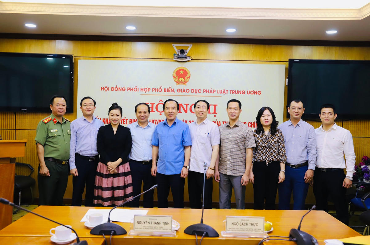 Phó Chủ tịch Ngô Sách Thực và các đại biểu dự Hội nghị.
