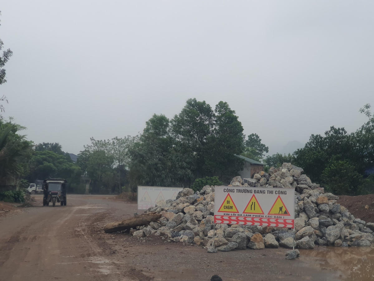 Tuyến đường này có điểm cuối thông ra đường mòn Hồ Chí Minh, bị chậm tiến độ do vướng mắc giải phóng mặt bằng.