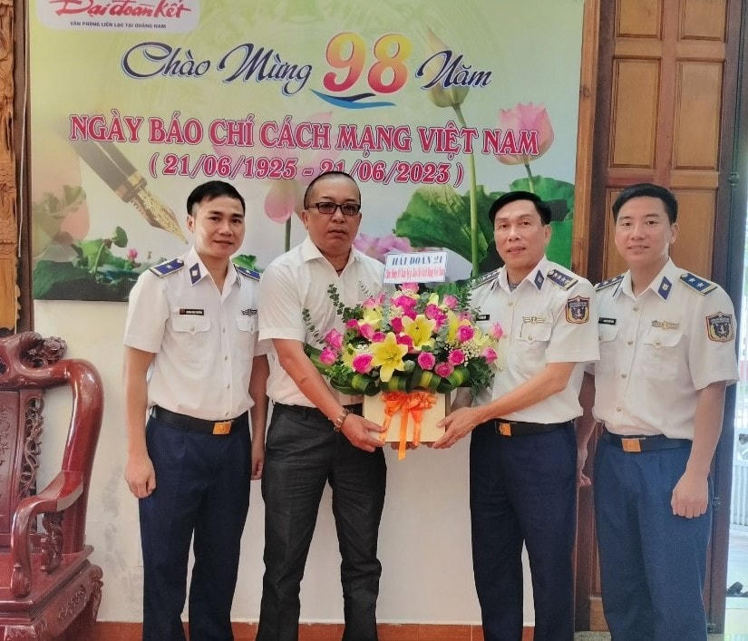 Lực lượng Bộ tư lệnh Vùng Cảnh sát biển 2 tặng hoa phóng viên thường trú Báo Đại Đoàn Kết.