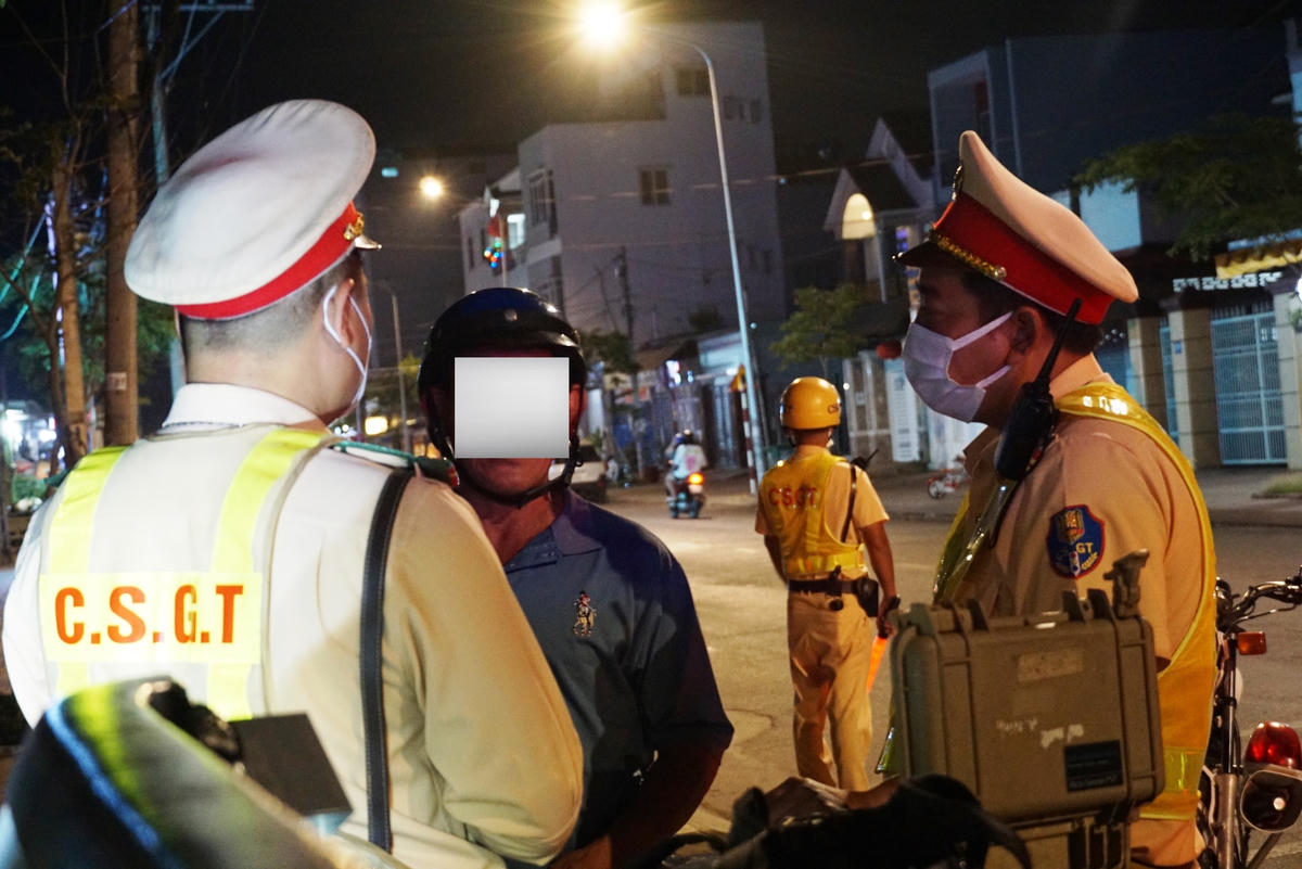 Bên cạnh việc kiểm tra còn tuyên truyền để người dân ý thức trong việc sử dụng rượu bia. Ảnh: Mạnh Thìn. 