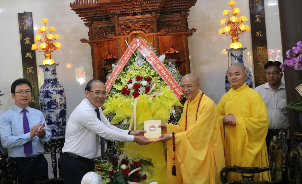Phó Chủ tịch Hoàng Công Thuỷ thăm, chúc mừng Hoà thượng Thích Khế Chơn - Trưởng ban Trị sự GHPG Việt Nam tỉnh Thừa Thiên Huế.