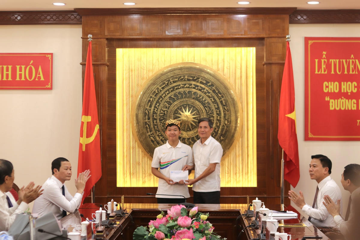 Đại diện Hội khuyến học tỉnh trao phần quà trị giá 60 triệu đồng cho em Lê Xuân Mạnh.