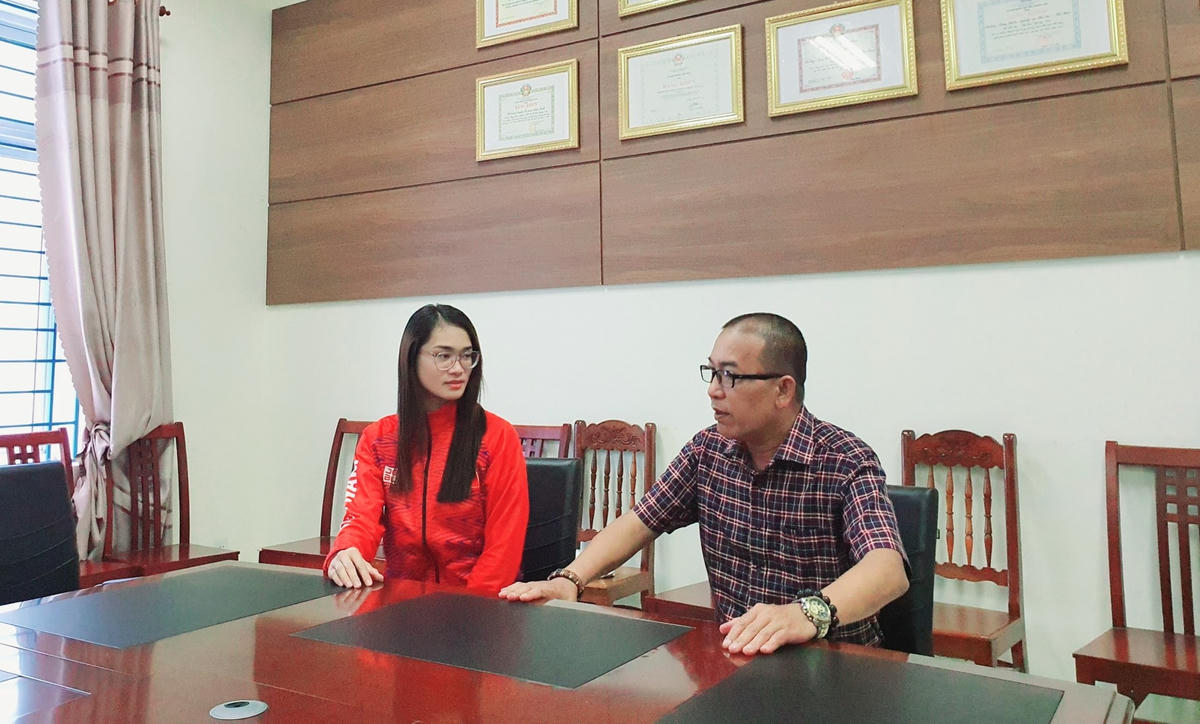 Thu Hiền trò chuyện cùng phóng viên Báo Đại Đoàn Kết.