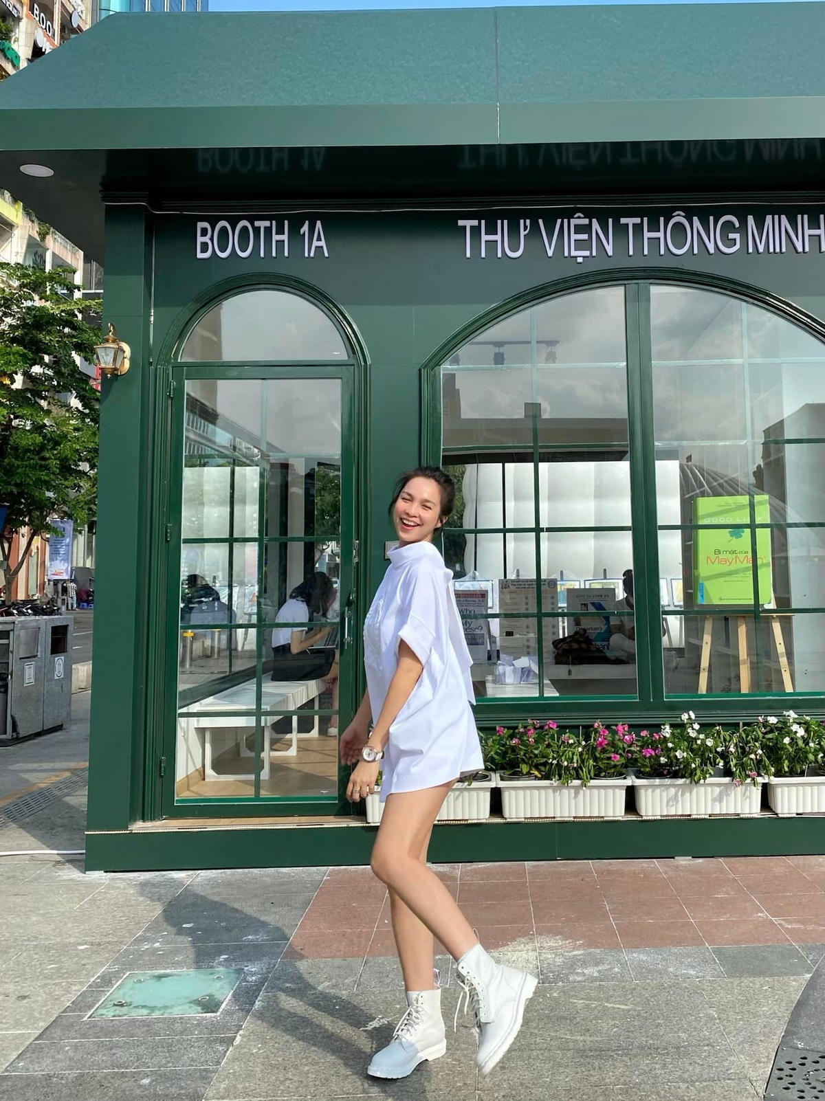 Tại quê nhà, Hiền Thục bắt đầu nhận show trở lại. Quãng thời gian rảnh rỗi, cô chủ yếu dùng để tận hưởng cuộc sống, đi du lịch.