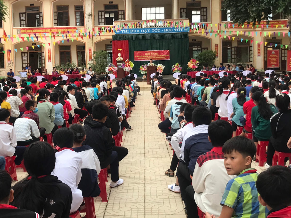 Học sinh miền núi cao xứ Nghệ nghe phổ biến về việc không lập gia đình trước 18 tuổi.