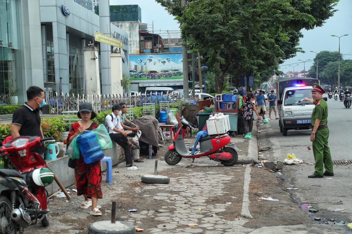 Hàng quán lấn chiếm vỉa hè bị lực lượng chức năng nhắc nhở.