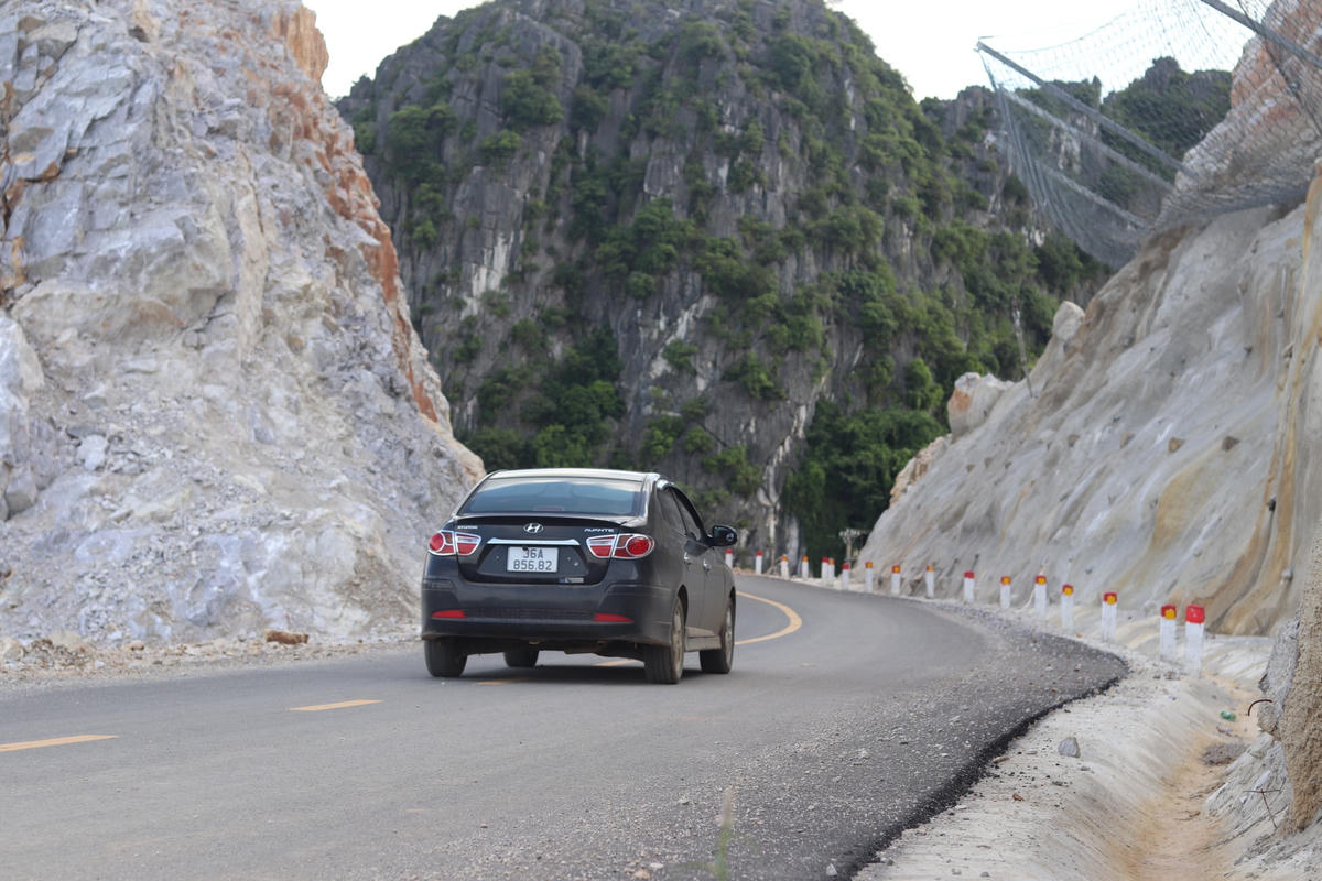 [Ảnh]: Người dân bất an khi đi qua đoạn đường 'tử thần' 