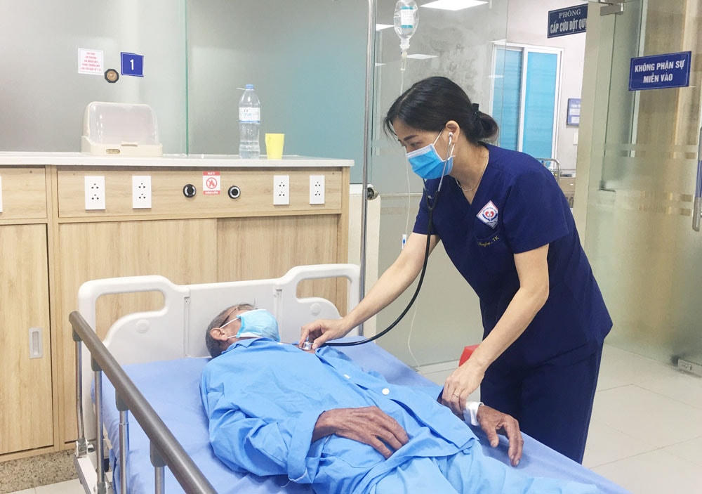 Điều trị cho bệnh nhân đột quỵ tại Bệnh viện Trung ương Thái Nguyên. Ảnh: Tùng Lâm.