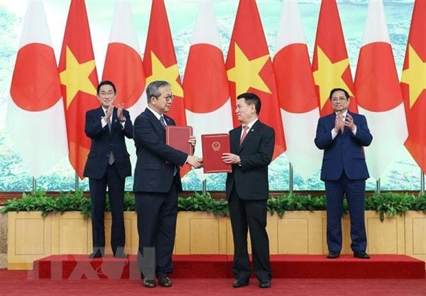 Thủ tướng Phạm Minh Chính và Thủ tướng Nhật Bản Kishida Fumio chứng kiến trao đổi các văn kiện hợp tác giữa Bộ trưởng Bộ Tài chính Hồ Đức Phớc và Đại sứ Nhật Bản tại Việt Nam Yamada Takio. (Ảnh: Dương Giang/TTXVN).