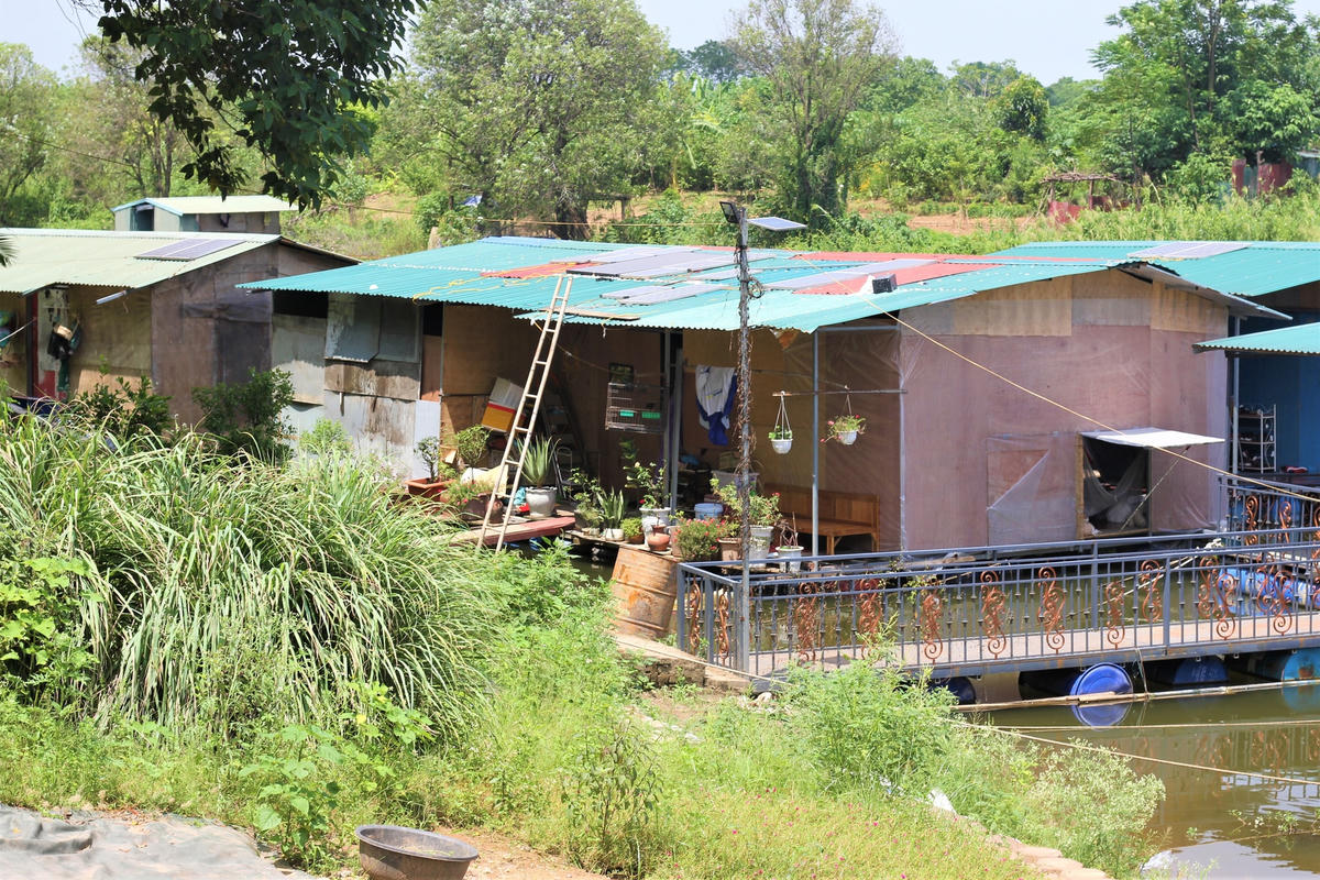 Nơi đây tập trung nhiều người có hoàn cảnh khó khăn, "trôi dạt" về cư ngụ tại khúc sông này để đỡ được phần tiền chi trả phí thuê đất ở trên bãi. 
