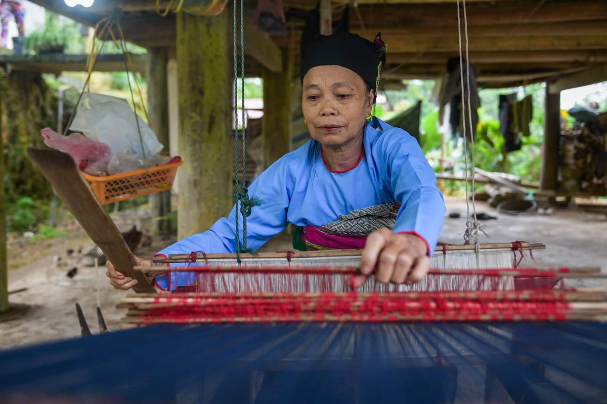 Bà Hà Thị Lâm bên khung dệt.