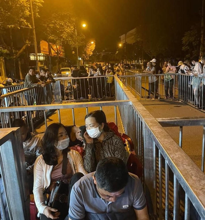 Nhiều cổ động viên "không ngủ" đã tới xếp "lốt" từ đêm và rạng sáng trước cổng SVĐ Cẩm Phả. Ảnh: Đàm Khánh.
