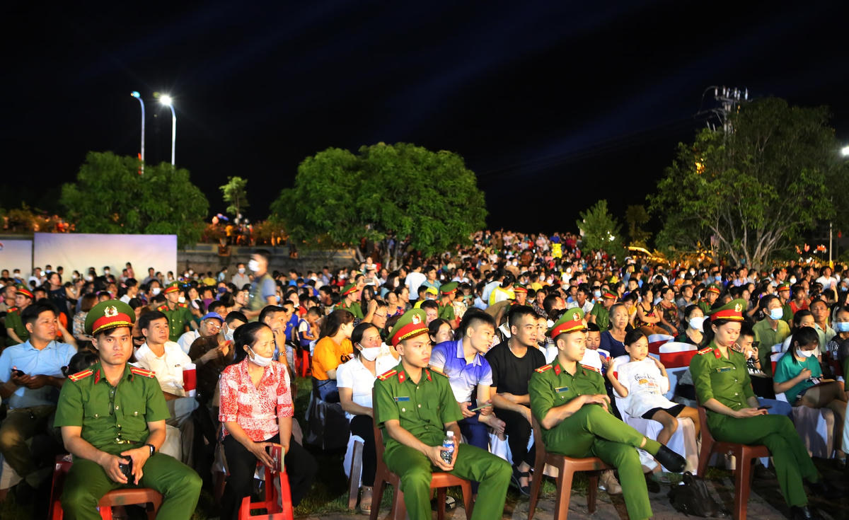 Lực lượng công an luôn túc trực đảm bảo an ninh cho chương trình.