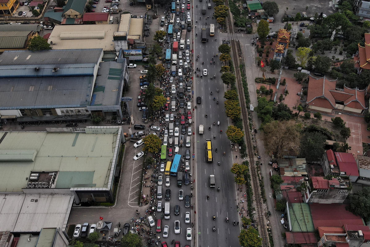Bắt đầu kỳ nghỉ lễ 30/4 - 1/5: Cửa ngõ Hà Nội ùn tắc 'nghẹt thở'