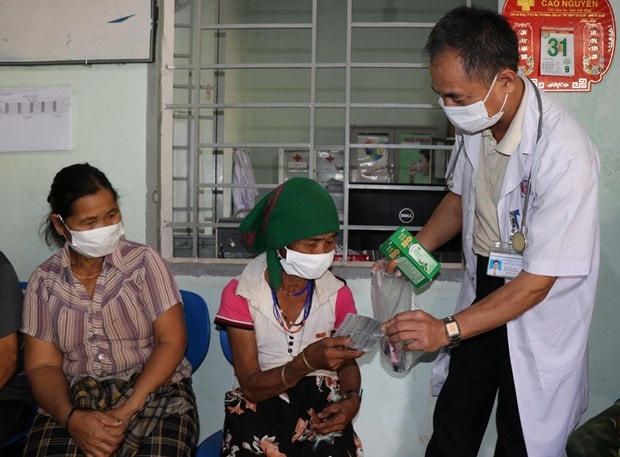 Chăm sóc sức khỏe cho người dân tại địa phương.