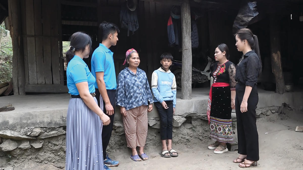 Thầy cô Trường Phổ thông dân tộc bán trú-THCS Hội Nga, tuyên truyền, vận động các em học sinh đến lớp.  