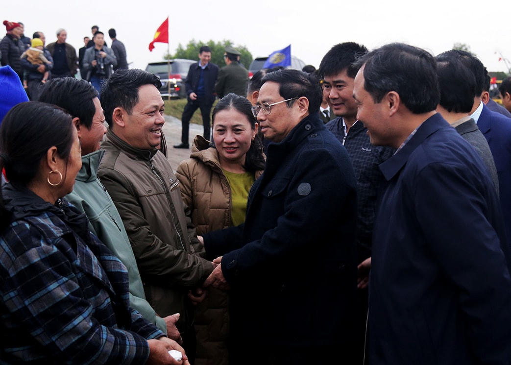 ...và thăm hỏi, động viên những người dân bị ảnh hưởng, phải tái định cư.