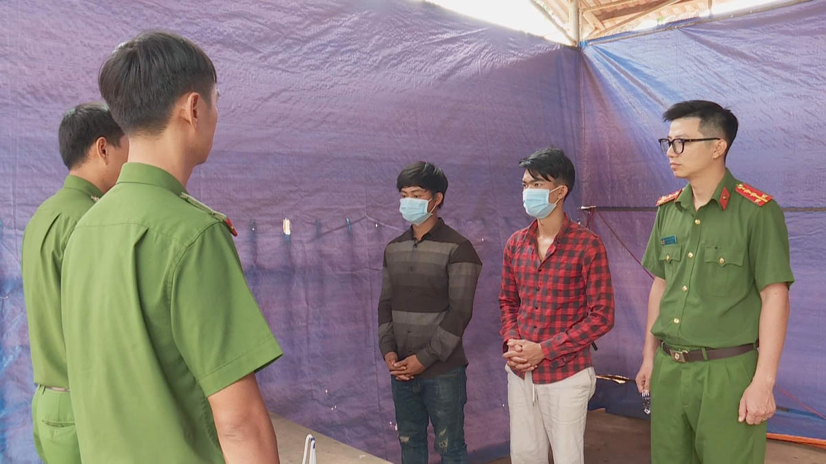 Lực lượng Công an làm việc với các đối tượng.