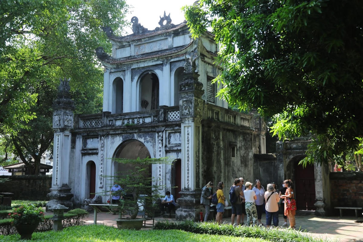 Rất đông lượng khách du lịch đến tham quan các di tích văn hóa tại Hà Nội. Ảnh: Quang Vinh.