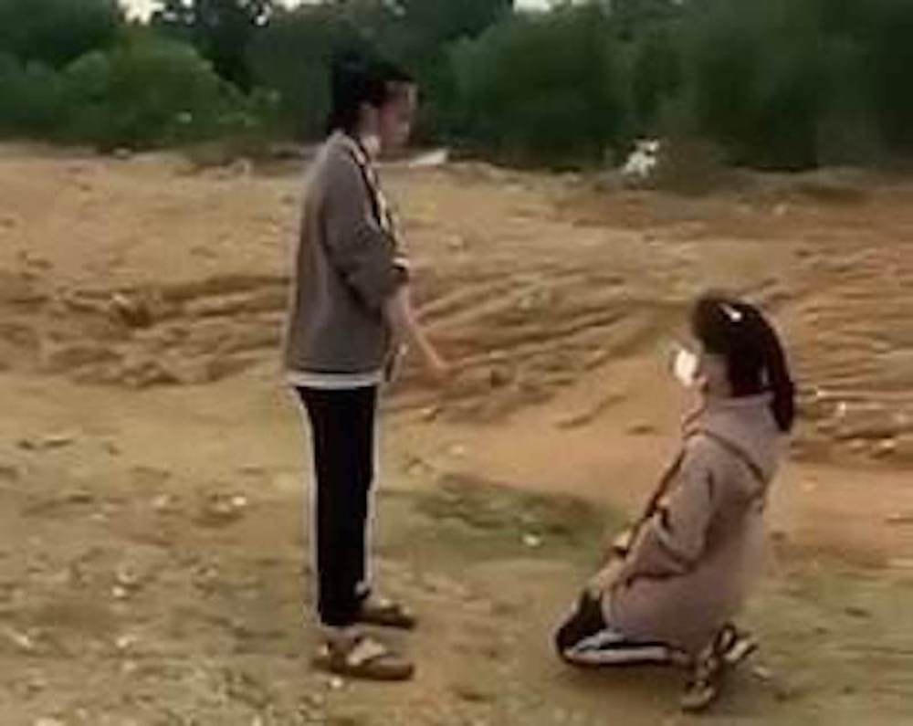 Nữ sinh bị bạn đánh và đe doạ. (Ảnh cắt từ clip)