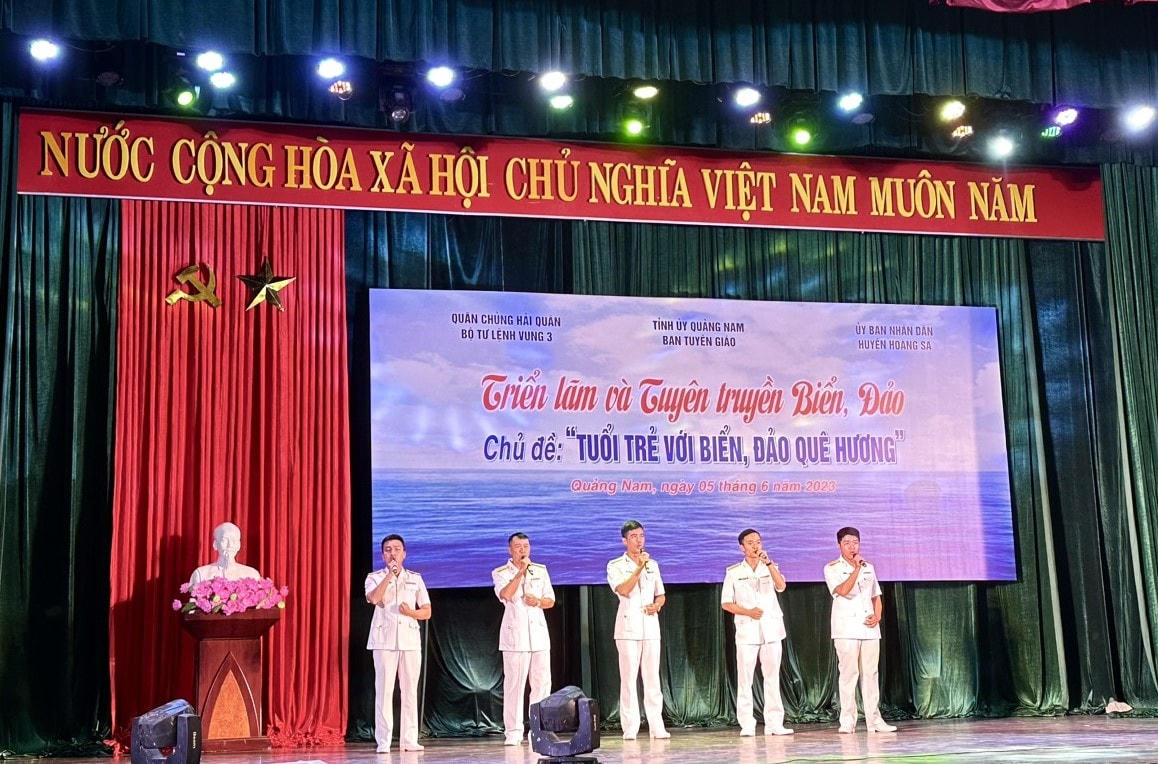 Các tiết mục văn nghệ tại buổi triển lãm.