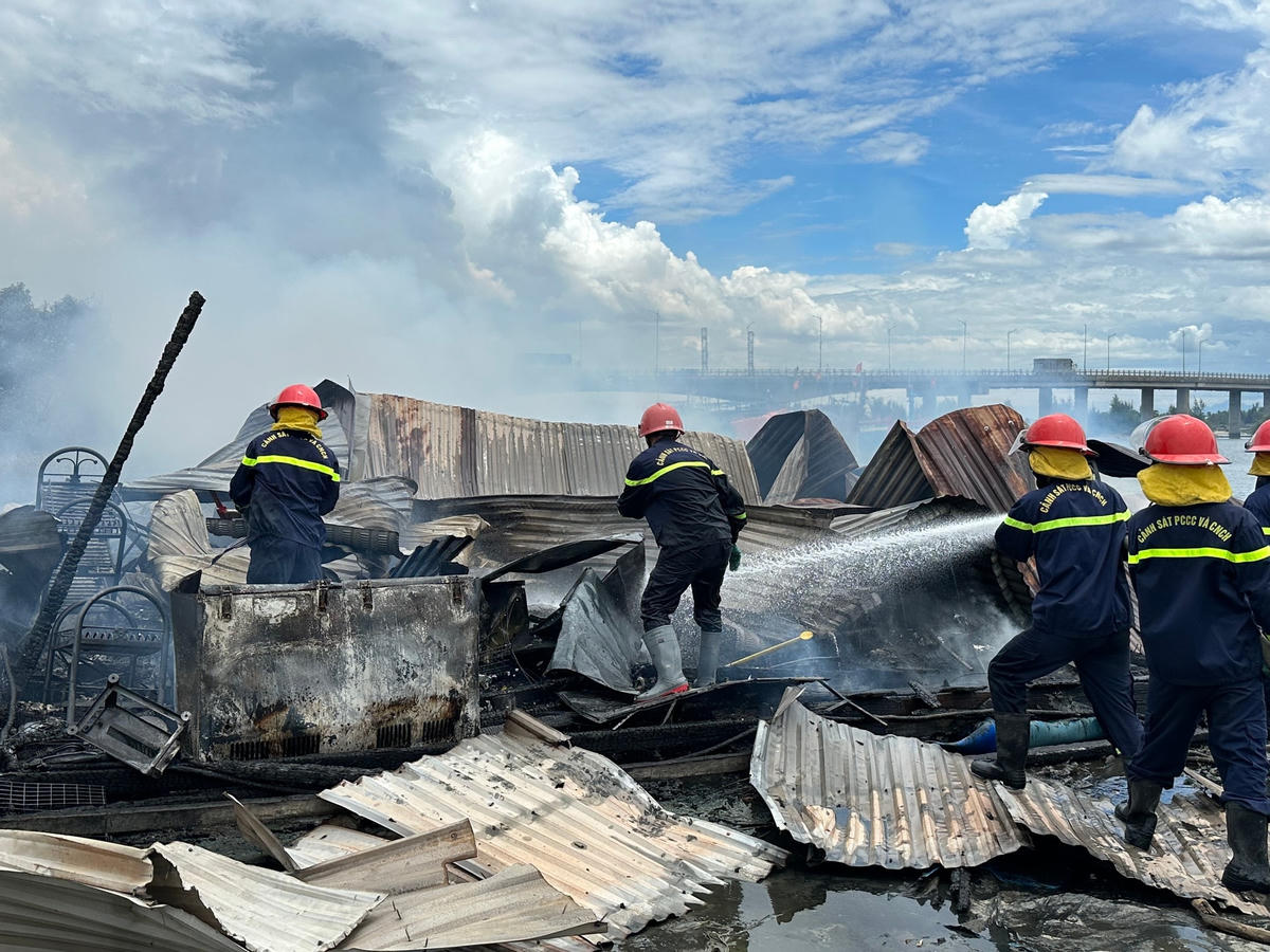 Lực lượng chức năng đang dập lửa ở quán chè Thái Vương Linh.
