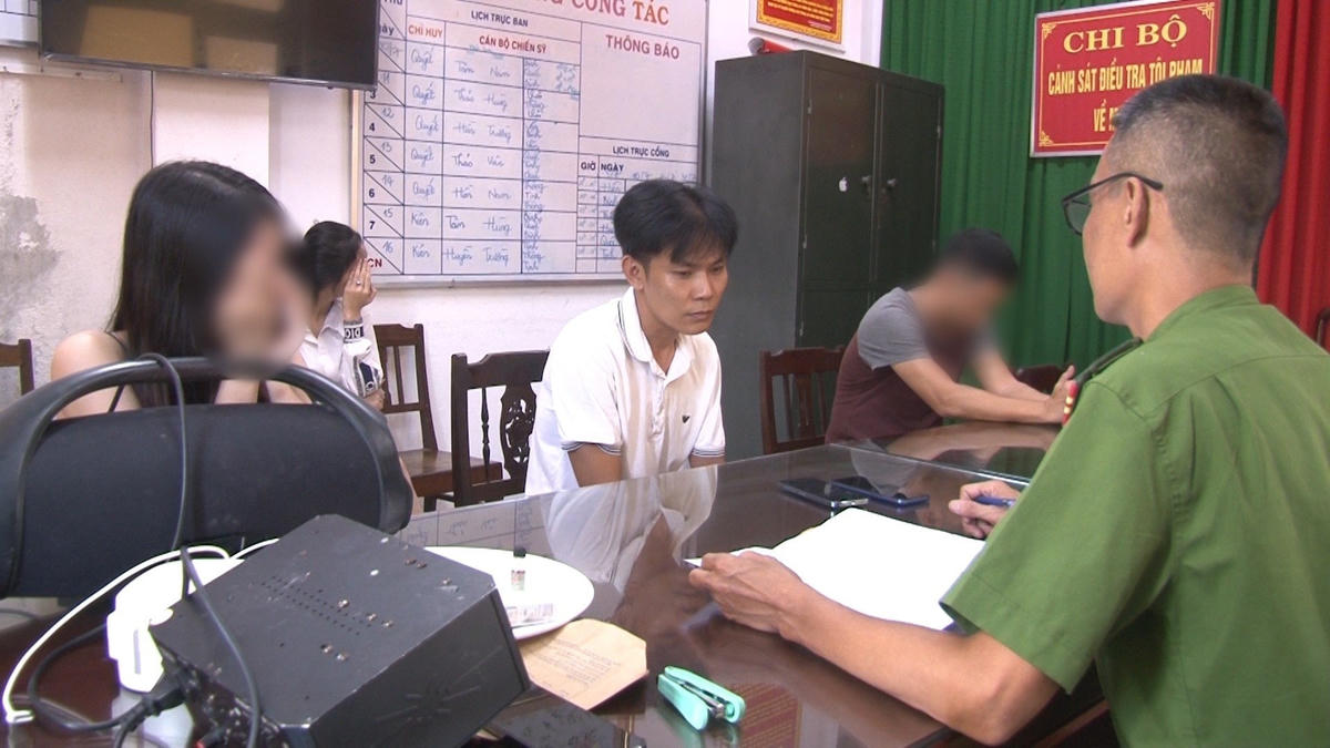 Các đối tượng tại cơ quan Công an.