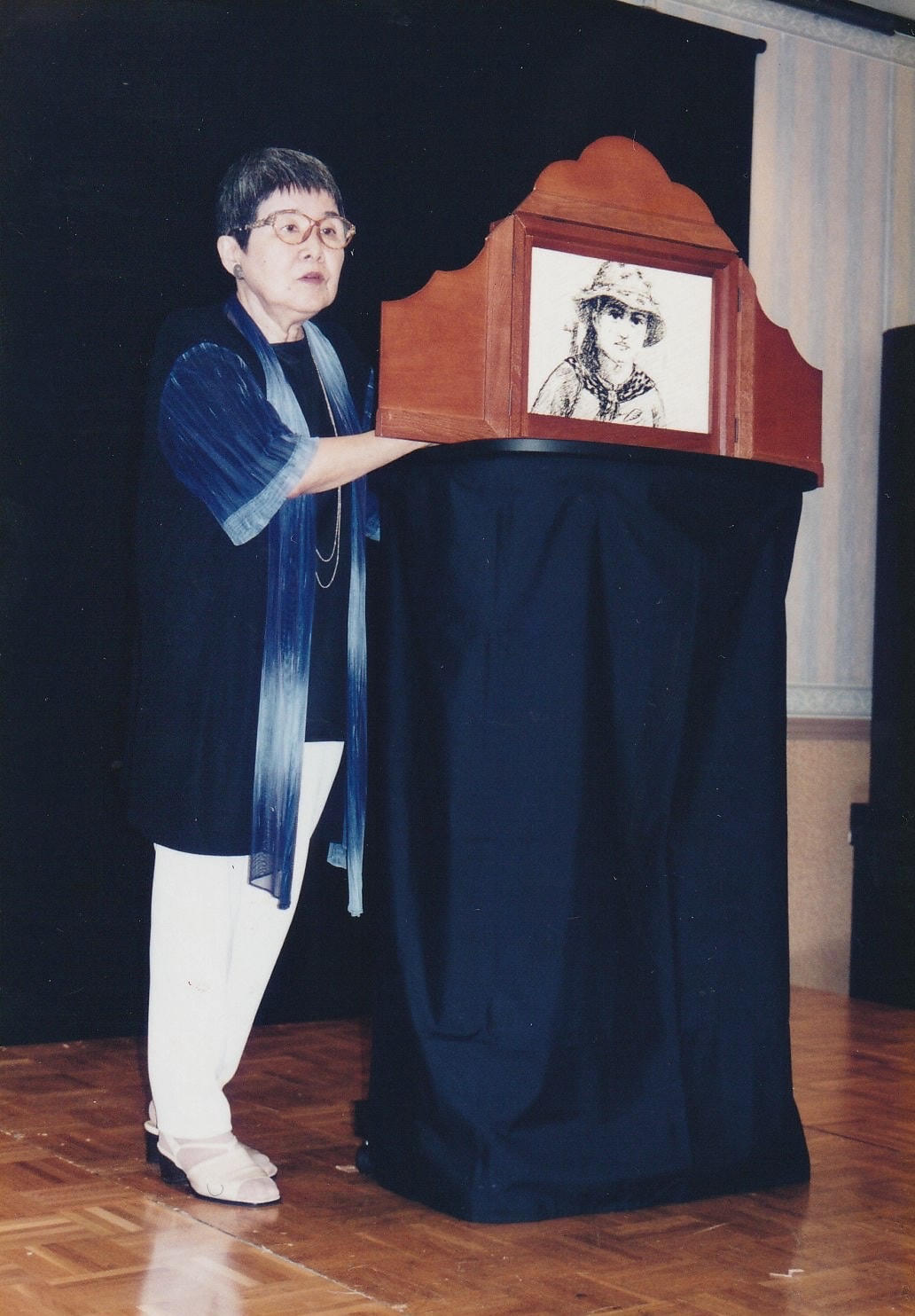 Họa sĩ Noriko Matsui biểu diễn tác phẩm "Chiếc lược ngà" do họa sĩ Bùi Đức Liễn sáng tác hội họa, theo truyện ngắn của nhà văn Nguyễn Quang Sáng.  