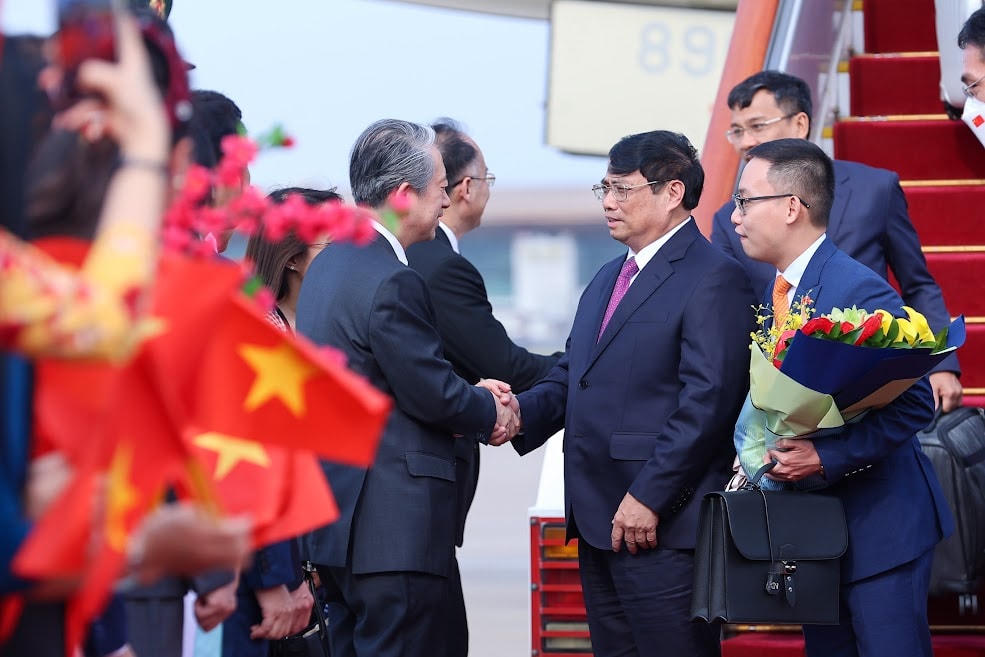 Đại diện Bộ Ngoại giao Trung Quốc chào đón Thủ tướng Phạm Minh Chính tại sân bay Bắc Kinh. Ảnh: VGP/Nhật Bắc  