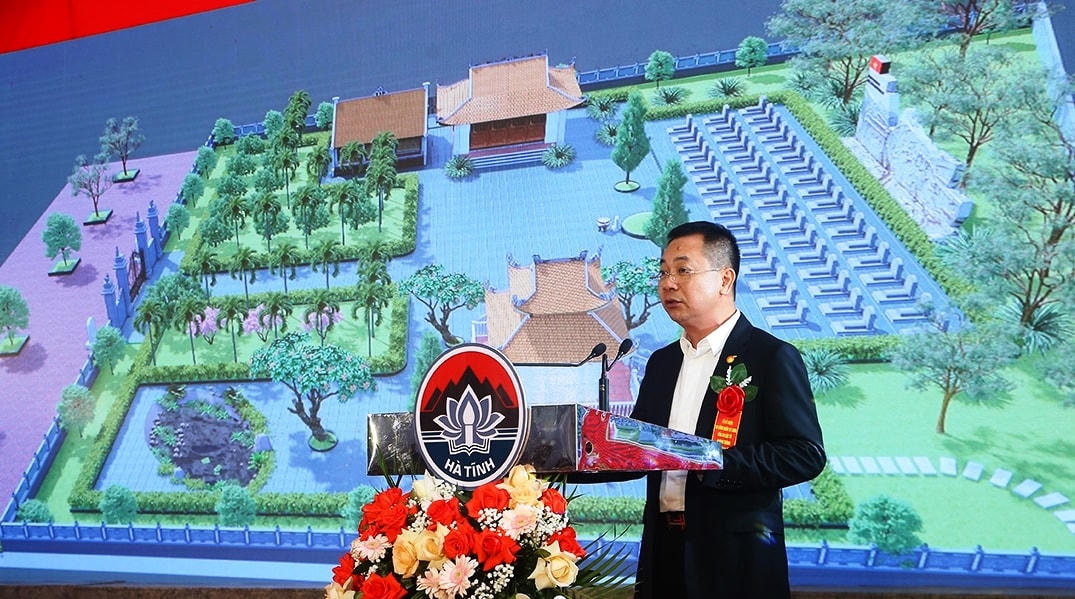 Ông Nguyễn Trọng Ngọc, Tổng Giám đốc Công ty TNHH Xăng dầu Giang Nam phát biểu tại lễ khánh thành tu bổ khu di tích Cầu Nhe.