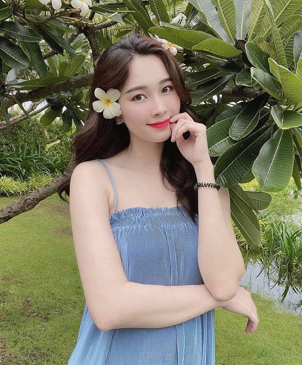 ...Cô đặc biệt yêu thích đôi bông tai này và thường xuyên diện đi, diện lại trong các sự kiện cùng khoảnh khắc đời thường. 