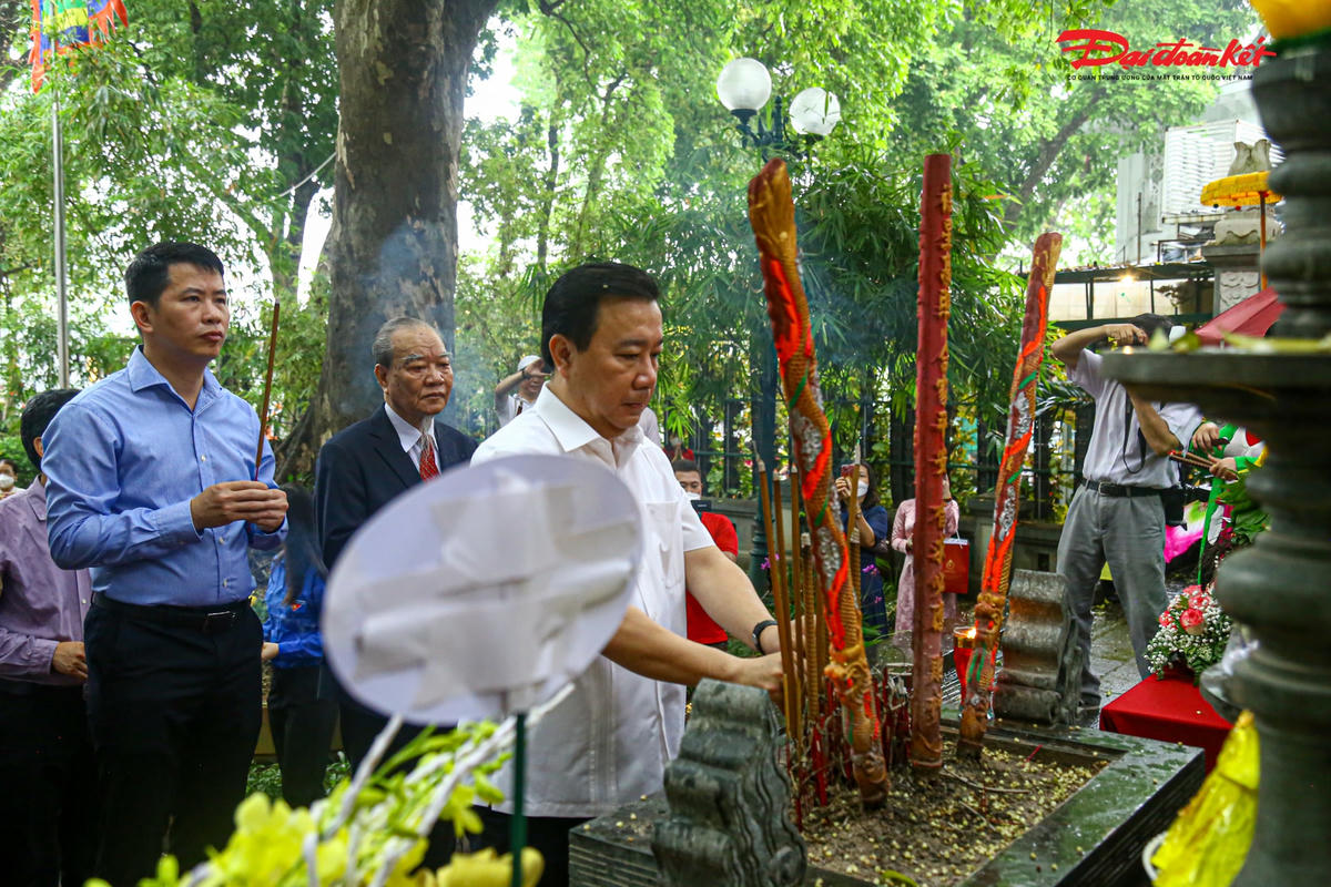 Phó Chủ tịch UBND TP Hà Nội dâng hương tại đình Nam Hương.