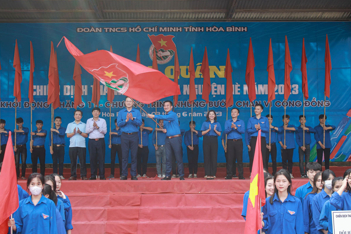 Lễ trao cờ lệnh ra quân Chiến dịch Thanh niên tình nguyện hè năm 2023.