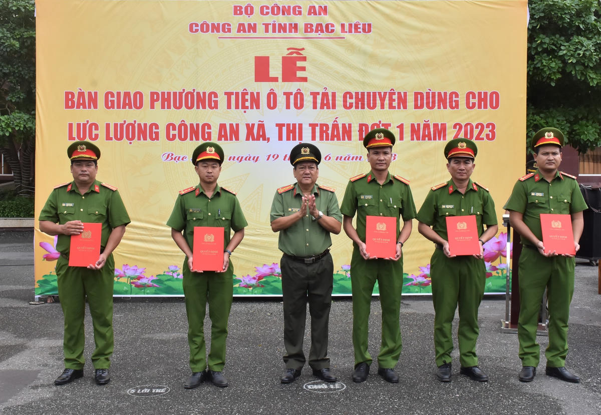 Đại tá Trương Công Dũng, Phó Giám đốc Công an tỉnh Bạc Liêu phát biểu chỉ đạo tại buổi lễ.